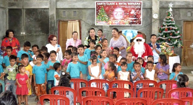 Sebagian anak-anak yang di Kelurahan Tongkaina Lingkungan IV Bahowo foto bersama Santa Clauss