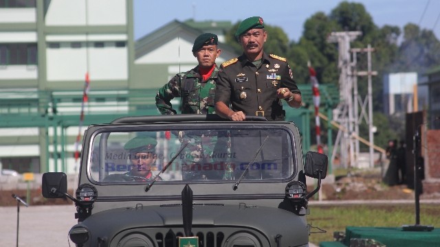 Brigjen TNI Sulaiman Agusto didampingi Letkol Inf Elvino Yudha Kurniawan melakukan pengecekan pasukan upacara peringatan Hari Juang Kartika tahun 2016