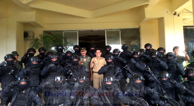 Foto bersama Brigjen TNI Sulaiman Agusto, Vicky Lumentut, Letkol Inf Elvino Yudha Kurniawan dan para prajurit Raider 