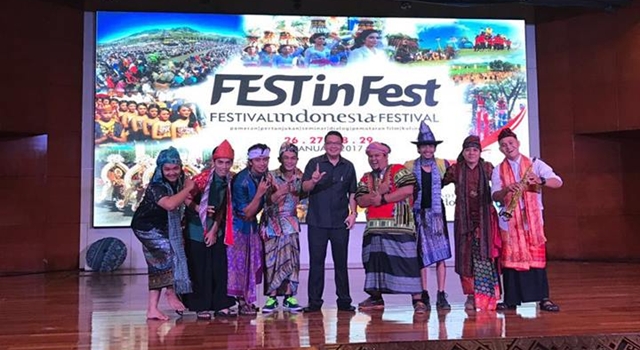 Kadisbudpar Minahasa Agustivo Tumundo saat berada di Panggung Fest in Fest
