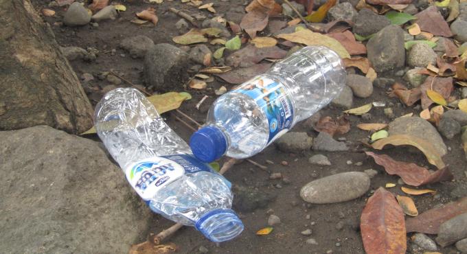Sampah botol plastik kemasan 