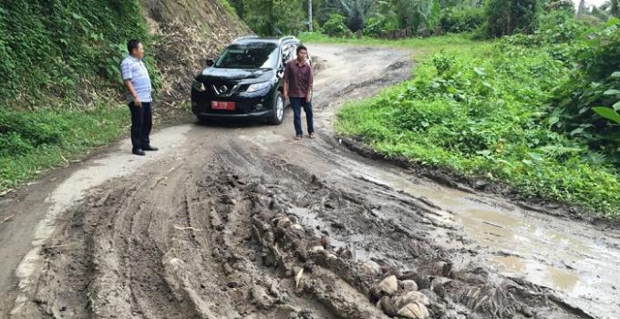 Salah-satu jalan rusak parah di Sulut