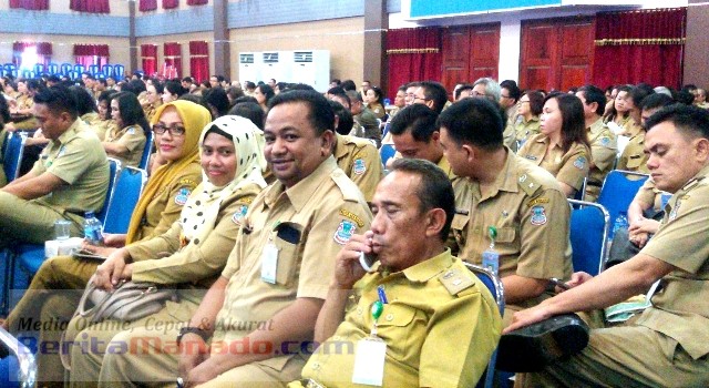 Herry Anwar (dua dari kanan) saat mengikuti rapat kerja perdana pemerintah kota Manado.