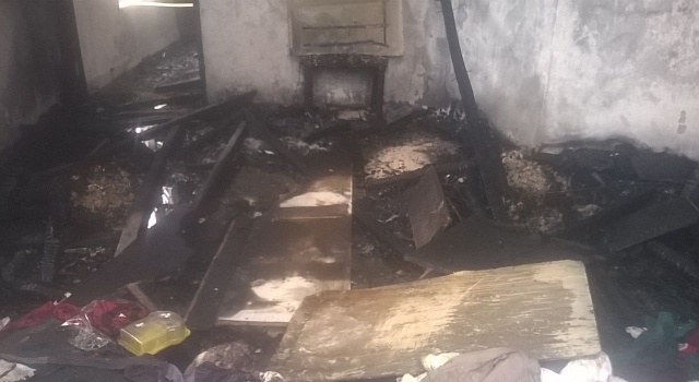 Kondisi di rumah milik korban Arifin. Seluruh perabotan terbakar.