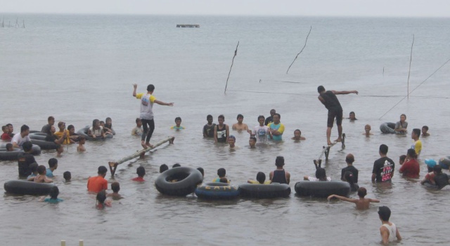 Di Pantai Lilang, seluruh masyarakat desa antusias menggelar permainan air sehingga menumbuhkan keakraban.