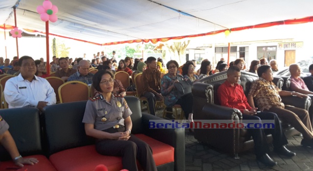 Wakapolres Kompol Joice Wowor dan sejumlah undangan, ikut ibadah Natal bersama.