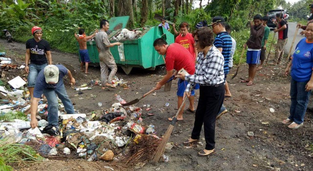 Kadis LH dan Camat Talawaan turun tangan tangani sampah di jalan desa.