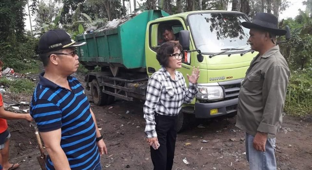 Kadis LH Tieneke Rarung dan Camat Talawaan Johan Wewengkang berdiskusi tentang penanganan sampah di Talawaan.