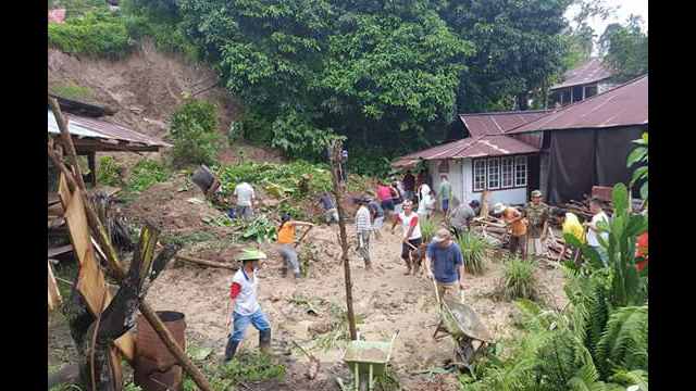 Masyarakat Desa Suluun 3 Saat Bersama Membersihkan Material Longsor