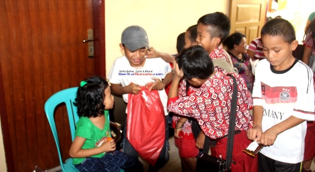 Korban kebakaran Panti Asuhan Ashobirin dan rumah warga lainnya di kelurahan Kombos Barat, kecamatan Singkil, kota Manado, mendapat bantuan dari teman-teman sekolahnya, bukan hanya materi tapi juga moril.
