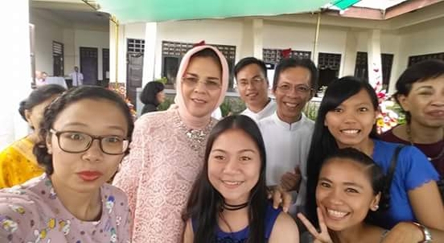 Keakraban Walikota Tatong Bara bersama umat usai Misa Tahun Baru
