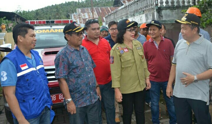 Walikota ketika mengunjungi lokasi bencana di Aertembaga