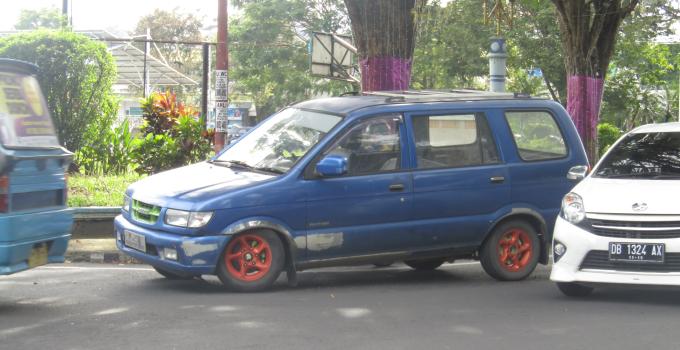 Mobil mogok ditengah jalan di Tikala depan Kantor Dekot Manado