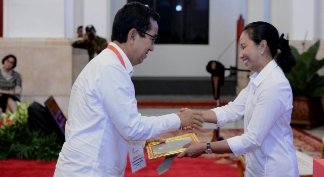 Parman Naatmadja menerima penghargaan dari Menteri BUMN RI Rini Soemarno