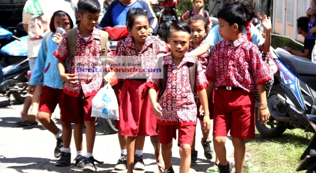 Pulang sekolah, para siswa SD Inpres 51 Manado ini kompak mengumpulkan jajan mereka untuk dibelikan makanan dan minuman buat teman sekolah yang menjadi korban kebakaran.