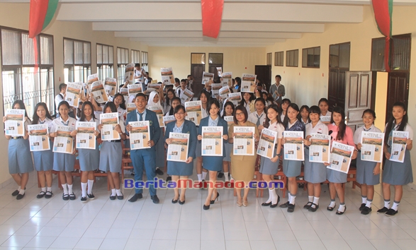 Tim Sosialisasi STIEPAR Manado dan para siswa Jurusan UPW SMK Yadika Langowan