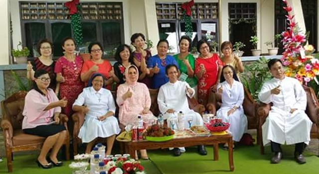 Walikota Tatong Bara bersama umat dan Pastor Paroki Kanisius Rumondor MSC