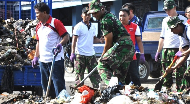 Bersih-bersih pantai pemerintah bersama TNI-POLRI dan masyarakat