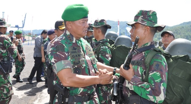 Mayjen TNI Ganip Warsito menjemput Pasukan Yonif 713 yang baru pulang dari tugas di Kalimantan