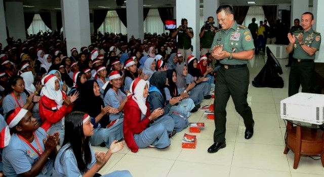 Panglima TNI Jenderal Gatot Nurmantyo saat bersama 1000 siswa di Mabesad