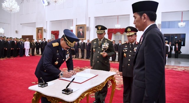 Joko Widodo melantik Hadi Tjahjoto menjadi Kepala Staf Angkatan Udara