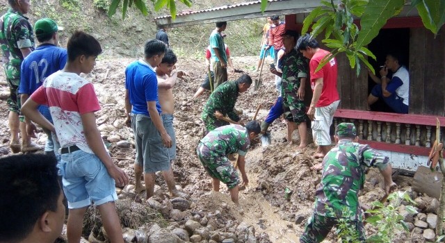 Babinsa Bolaang Mongondow membantu warga yang terkena tanah longsor