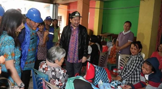 Mor Bastiaan saat berada di lokasi pengungsian korban banjir dan tanah longsor