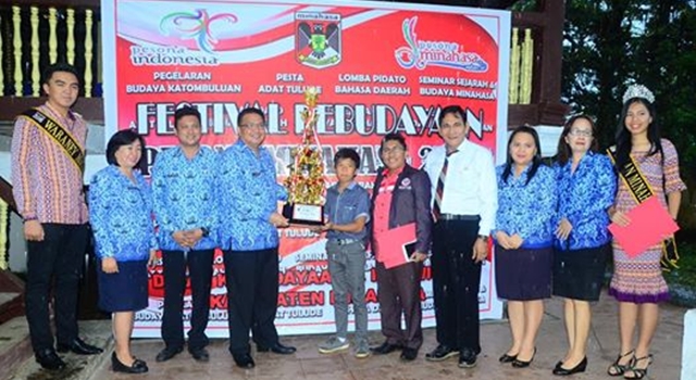 Jonathan William Nelwan saat menerima Trophy Bupati Minahasa yang diserahkan Plt Kadisbudpar Minahasa Agustivo Tumundo SE MSi