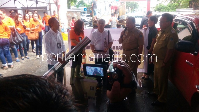 Walikota ketika menerima bantuan dari PT Arci Indonesia