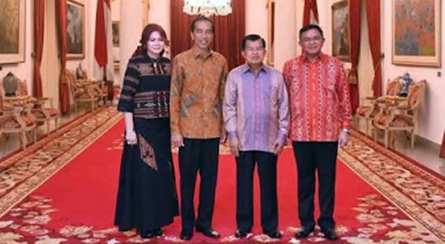 Bupati Minhasa Utara Vonnie Anneke Panambunan dan Wakil Bupati Joppi Lengkong foto bersama Presiden RI Jokowi dan Wakil Presiden Jusuf Kalla