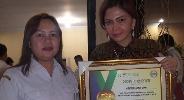 Bupati Minut Vonnie Panambunan menerima penghargaan dari BPJS