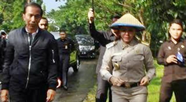 Bupati Vonnie Anneke Panambunan saat mendampingi kunjungan Presiden Joko Widodo ke Minahasa Utara