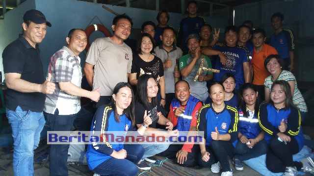 Foto Bersama Kadia Sosial Sofie Sumampow, Kabid Bansos Ofler Sengkey dan Anggota Tagana Minsel Selesai Membersihkan Gudang Tagana