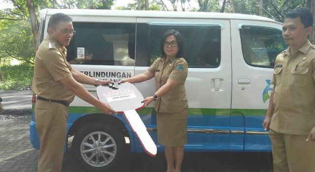 Wabup Ir Joppi Lengkong menyerahkan bantuan mobil keliling kepada Kepala Dinas PPA Jofieta Supit