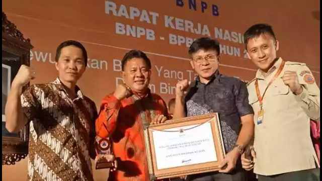 Kaban BPBD Minsel, Hendrie Komaling dan ke- Kabid Saat Menerima Penghargaan (Foto: IST)