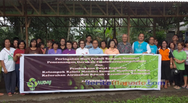 Jajaran direksi PT Tirta Investama, Kadis Lingkungan Hidup Minut, pimpinan Yayasan Arecales serta masyarakat anggota KKM SMB Pasong.