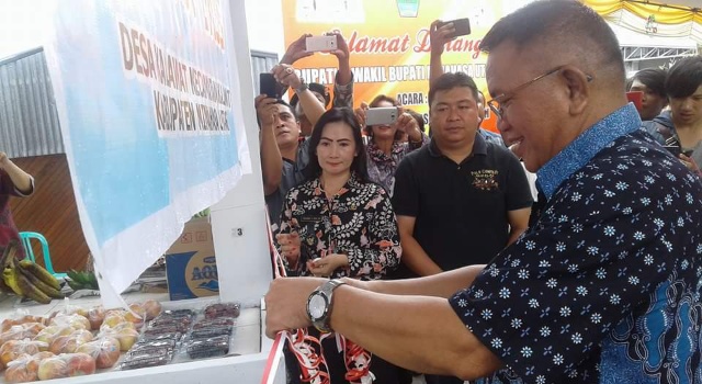 Didampingi Hukum Tua Yolanda Rau, Wabup Minut Joppi Lengkong meresmikan pasar Desa Kalawat.
