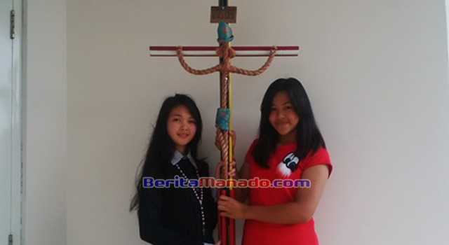 Veronika Kanter (kanan) saat memegang Salib IYD dari OMK Keuskupan Agung Palembang