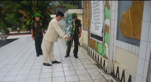 Ivan Sarundajang saat meletakkan karangan bunga di Taman Makam Pahlawan Kairagi Manado