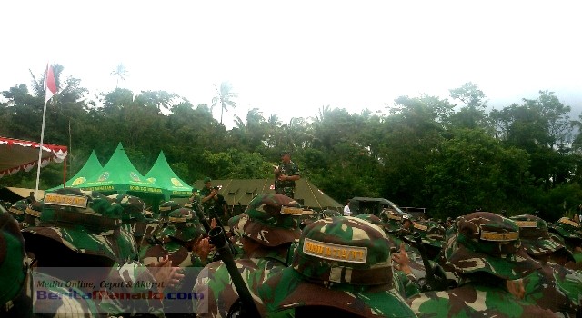 Mayjen TNI Ganip Warsito sedang memberi arahan kepada para prajurit