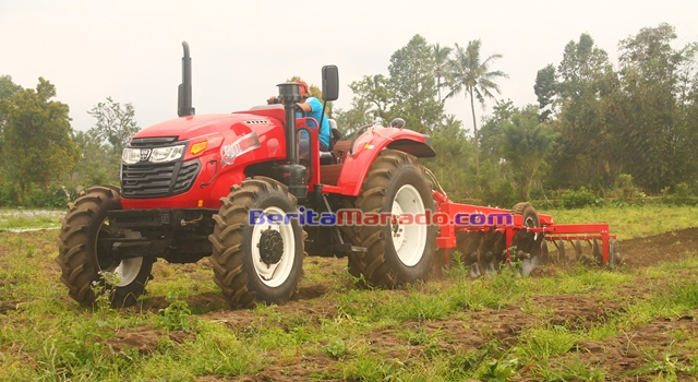 Traktor multifungsi milik PT Gunung Mas Agro Lestari