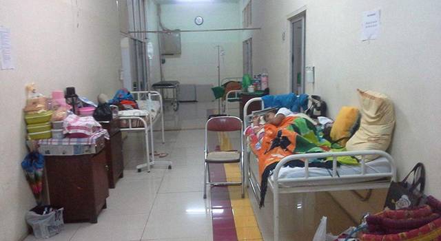 Pasien harus tidur di lorong rumah sakit