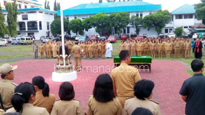 Walikota ketika melantik ratusan kepala sekolah di Kota Bitung