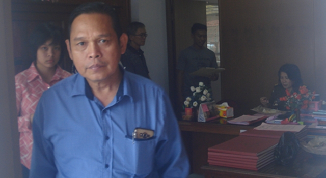 Penyidik Polda Sulut Kompol Robert Ulenaung saat berada di Kejati Sulut