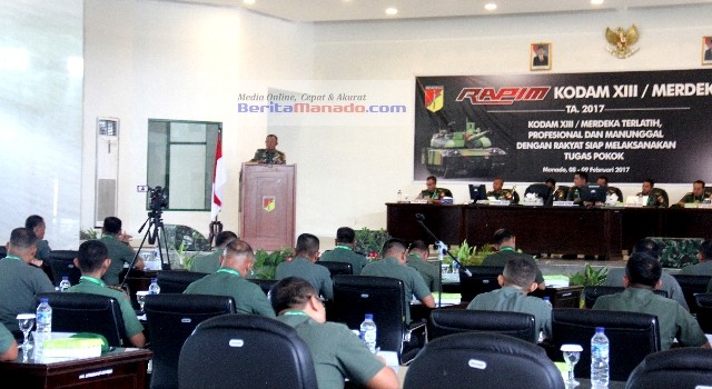 Pangdam XIII/Merdeka Mayjen TNI Ganip Warsito pimpin Rapim Kodam XIII/Merdeka di Aula Merdeka