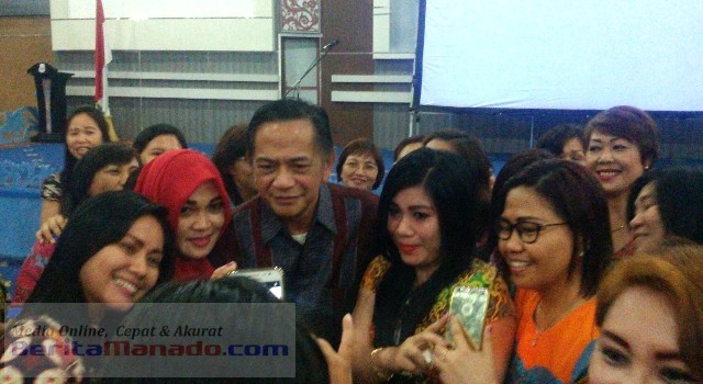 Ray Sahetapy diserbu para ASN wanita untuk foto bersama usai nobar Senjakala di Manado