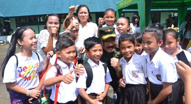 Brigjen TNI Sulaiman Agusto berfoto bersama para siswa SD Kartika Teling