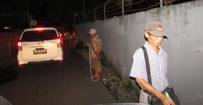 Kaum tunanetra masih berkeliaran mengharapkan pemberian dari pengendara di akses Samrat-Boulevard hingga malam hari