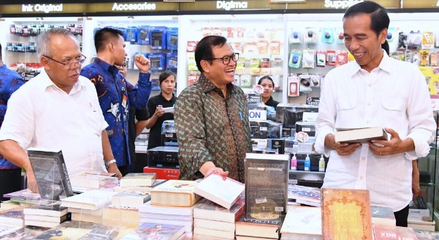 Presiden Joko Widodo saat blusukan di toko buku