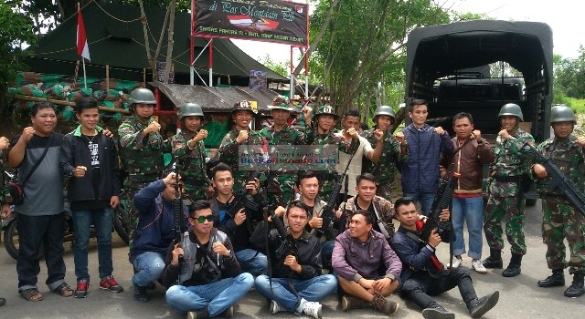 Satgas Pambat Yonif Raider 712/Wiratama berfoto bersama para pemuda yang secara tidak sengaja menjadi bagian dari latihan pengamanan